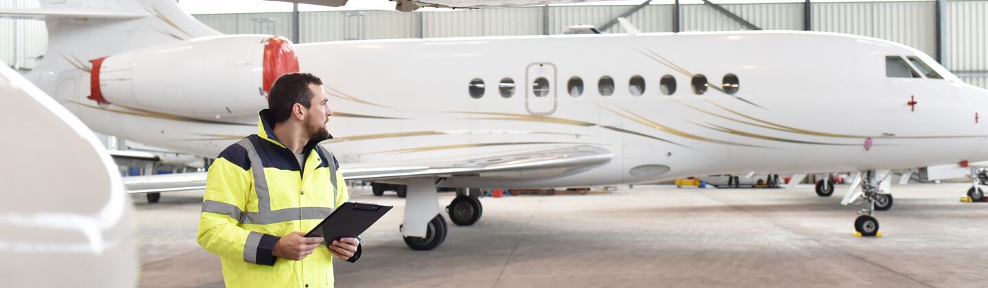 COLOUR-IMAGE_aviation-plane-inspection-worker_feb26