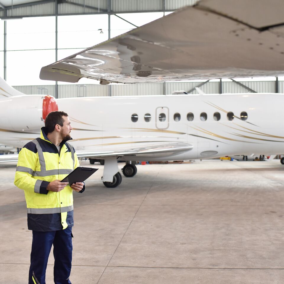 COLOUR-IMAGE_aviation-plane-inspection-worker_feb26