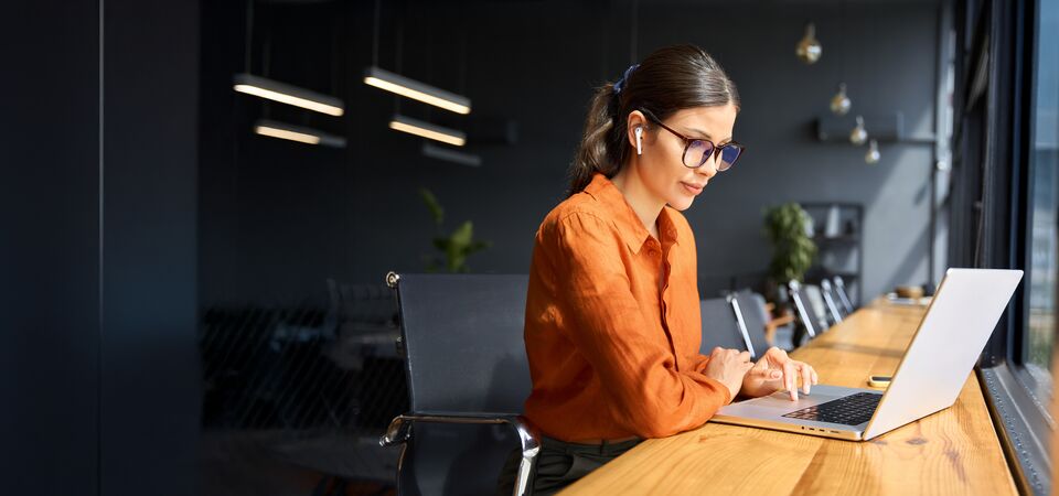 COLOUR-IMAGE_woman-office-working-laptop_jun26