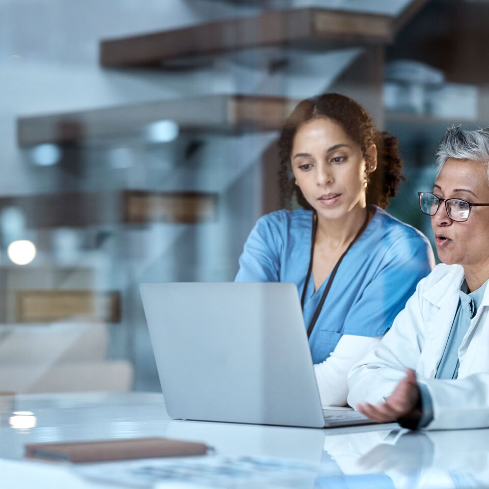 COLOUR-IMAGE_healthcare-laptop-computer-coat-screen_feb26