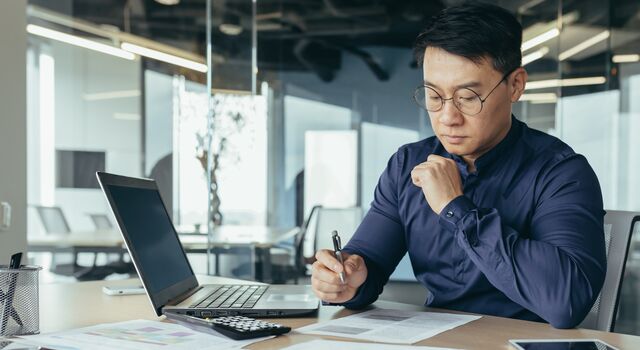 COLOUR-IMAGE_man-working-on-desk_feb26