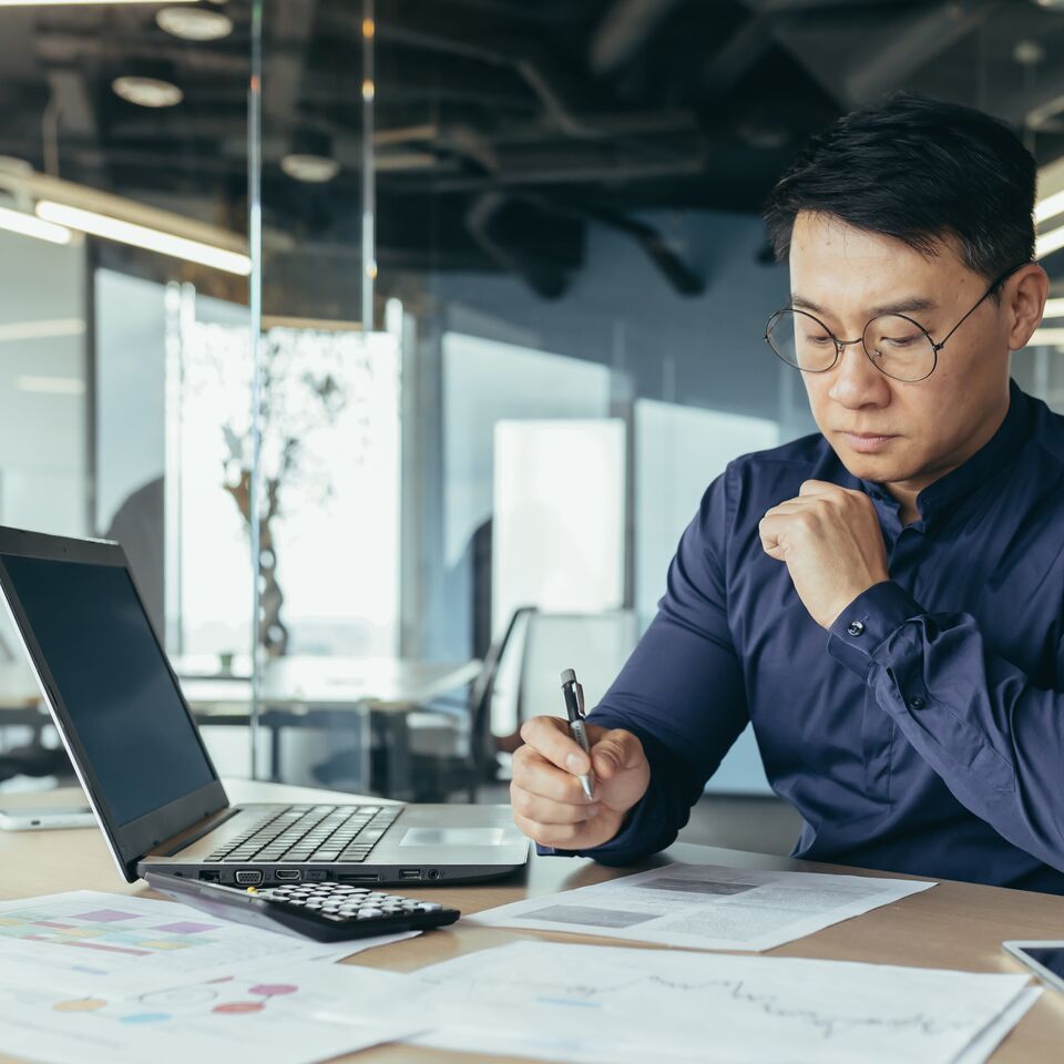 COLOUR-IMAGE_man-working-on-desk_feb26