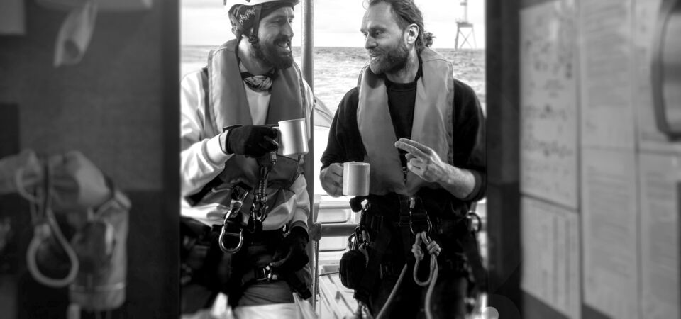 SINGLE-IMAGE_two-sailors-on-break_jan24