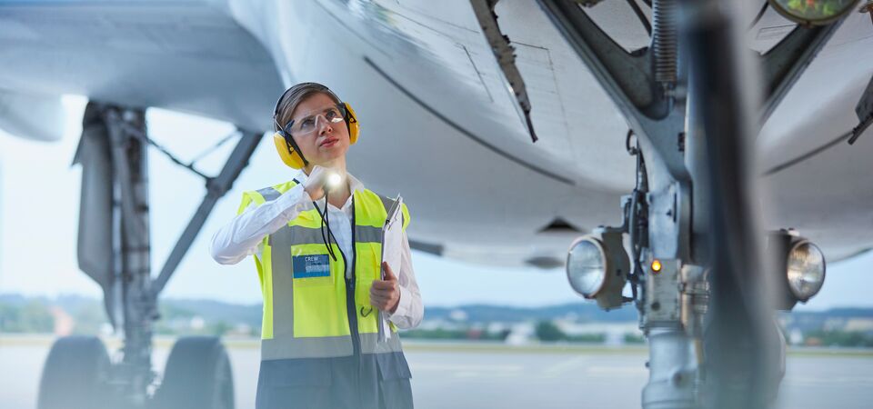 COLOUR-IMAGE_aviation-plane-inspection_feb26