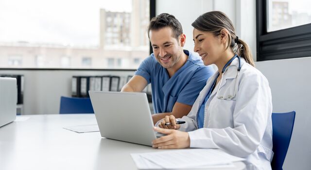 COLOUR-IMAGE_two-dcotors-looking-at-laptop_jul26