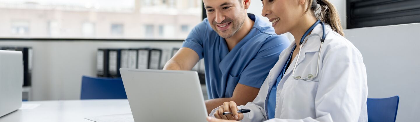 COLOUR-IMAGE_two-dcotors-looking-at-laptop_jul26