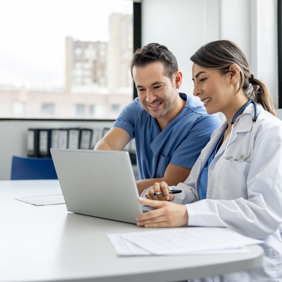 COLOUR-IMAGE_two-dcotors-looking-at-laptop_jul26