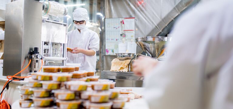 /bynder-asset/bynder:F7A5AAC9-CD23-4C88-804055DADF70E931/Landscape_MD/COLOUR-IMAGE_Workers+in+a+food+processing+factory+packaging+food_Oct26.jpg?1793121010000