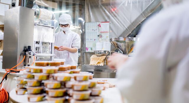 COLOUR-IMAGE_Workers in a food processing factory packaging food_Oct26