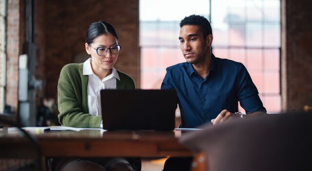 COLOUR-IMAGE_man-and-woman-looking-at-laptop-screen_jul26