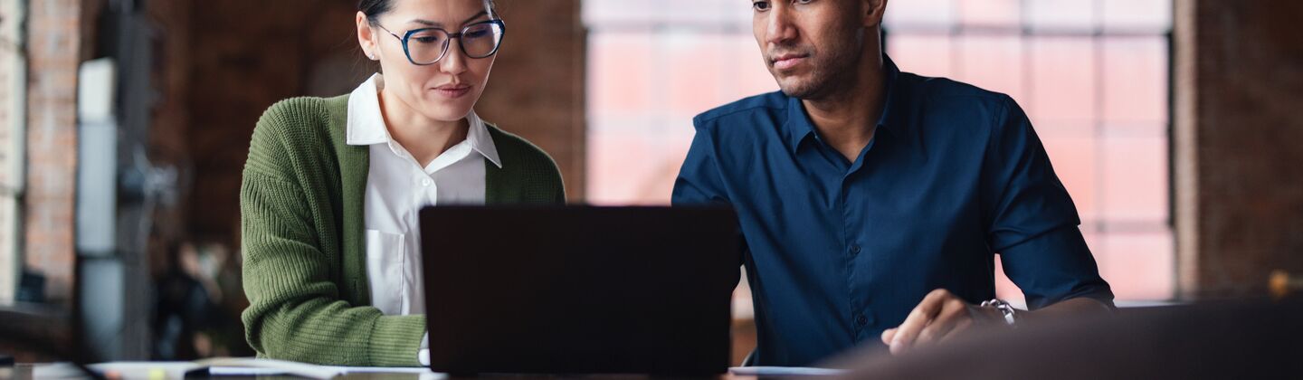 COLOUR-IMAGE_man-and-woman-looking-at-laptop-screen_jul26