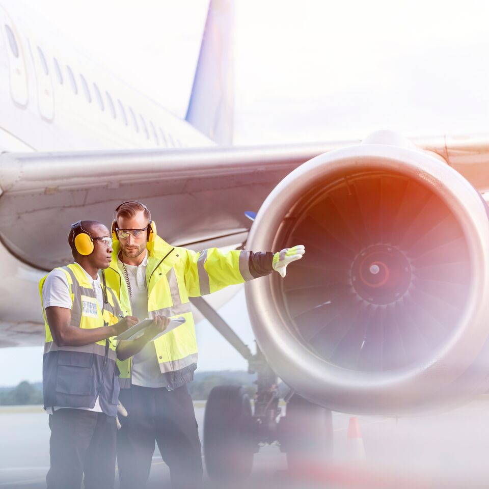 COLOUR-IMAGE_aviation-airport-workers-plane_feb26