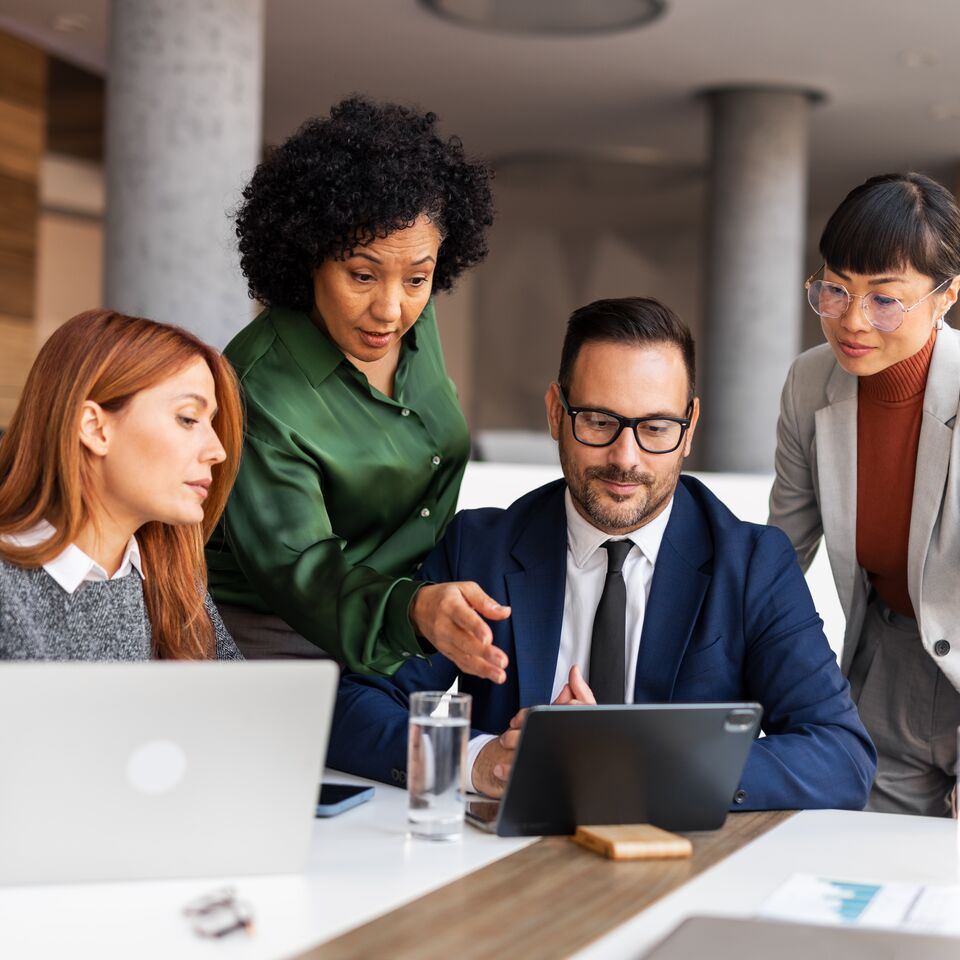 COLOUR-IMAGE_woman-pointing-at-screen-in-group-meeting_jul26