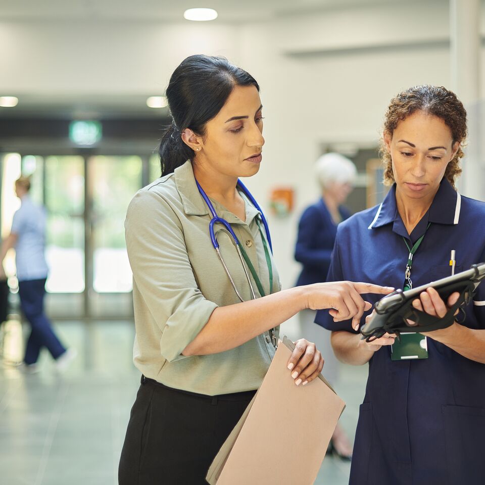 COLOUR-IMAGE_healthcare-nurse-doctor-tablet-hospital_feb26
